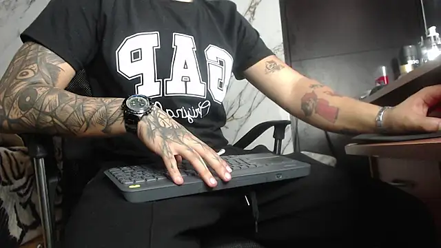 Snapshot of Dereck_Dickson chatting on January 17, 3:33 am Dereck Dickson online show from January 17, 3:33 am