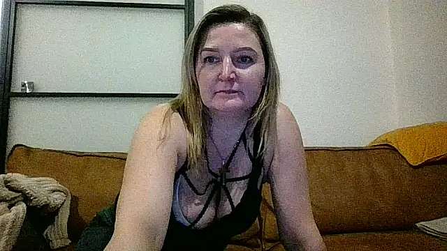 Snapshot of CoupleKitty chatting on February 8, 7:49 pm CoupleKitty online show from February 8, 7:49 pm