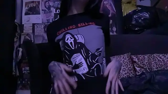 Snapshot of MissMidnightUK chatting on October 30, 12:34 am MissMidnightUK online show from October 30, 12:34 am