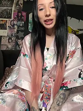 Snapshot of MissMidnightUK chatting on February 21, 12:33 am MissMidnightUK online show from February 21, 12:33 am