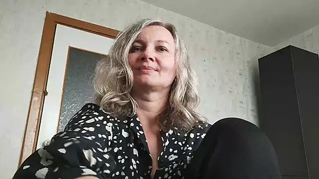 Snapshot of EdithManning chatting on May 9, 1:49 pm EdithManning online show from May 9, 1:49 pm