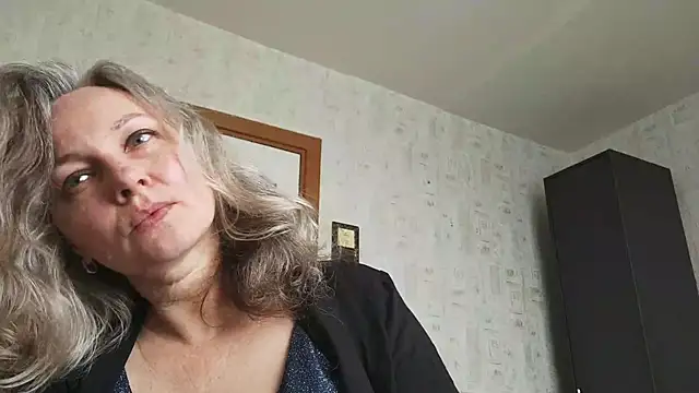 Snapshot of EdithManning chatting on June 2, 7:43 am EdithManning online show from June 2, 7:43 am