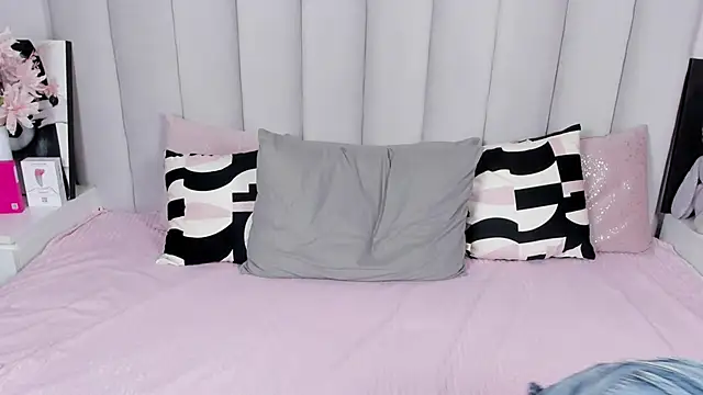 MiaKarlos online show from May 5, 1:24 am
