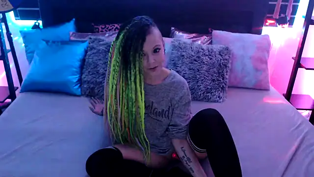 Snapshot of EdgesOfReality chatting on December 17, 10:38 pm EdgesOfReality online show from December 17, 10:38 pm