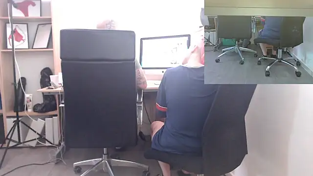 Snapshot of EdgesOfReality chatting on February 3, 2:33 pm EdgesOfReality online show from February 3, 2:33 pm