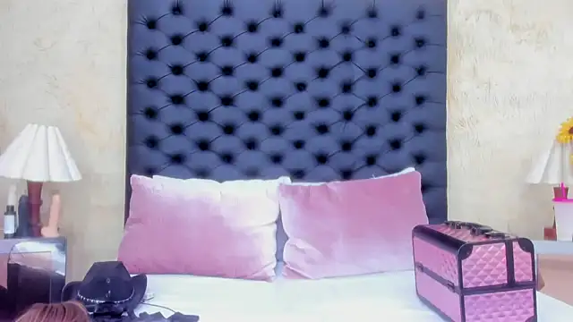 NahomiWhitel online show from November 20, 4:51 pm