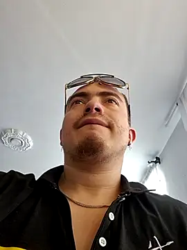 Snapshot of dragon1006 chatting on October 19, 9:04 pm dragon1006 online show from October 19, 9:04 pm