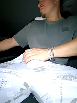 Snapshot of dragon1006 chatting on December 23, 5:38 am dragon1006 online show from December 23, 5:38 am