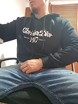 Snapshot of dragon1006 chatting on February 8, 8:34 pm dragon1006 online show from February 8, 8:34 pm