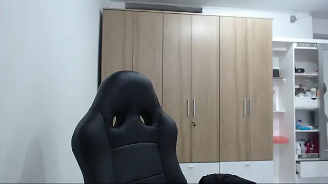 Snapshot of RoxanaLove9 chatting on February 22, 7:12 pm RoxanaLove9 online show from February 22, 7:12 pm