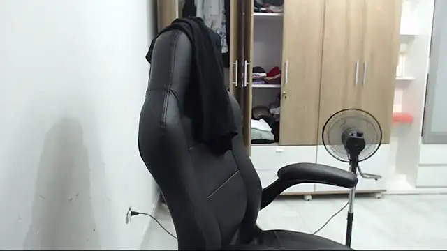 Snapshot of RoxanaLove9 chatting on March 5, 2:07 am RoxanaLove9 online show from March 5, 2:07 am