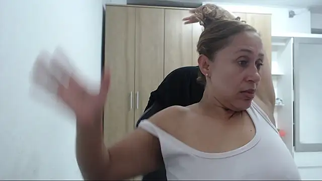 Snapshot of RoxanaLove9 chatting on March 13, 10:27 pm RoxanaLove9 online show from March 13, 10:27 pm