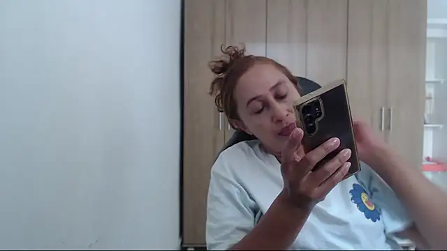 Snapshot of RoxanaLove9 chatting on March 25, 5:19 pm RoxanaLove9 online show from March 25, 5:19 pm