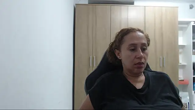 Snapshot of RoxanaLove9 chatting on March 29, 2:11 am RoxanaLove9 online show from March 29, 2:11 am