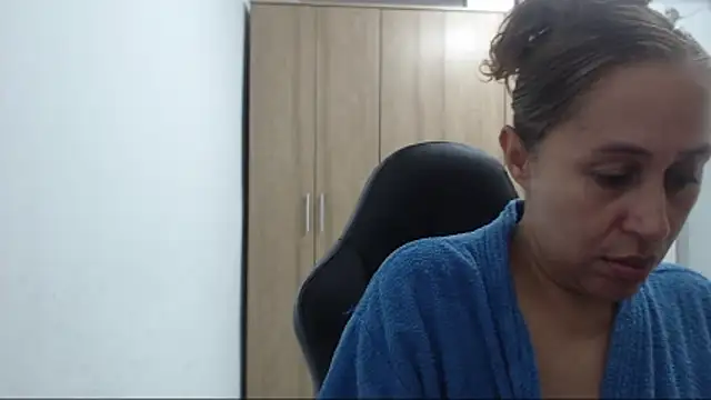 RoxanaLove9 online show from May 4, 11:12 pm