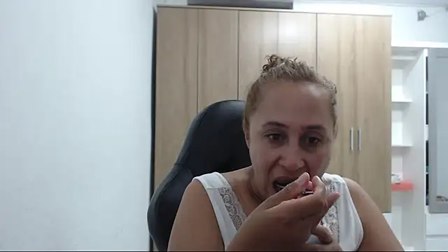 RoxanaLove9 online show from May 8, 10:37 pm