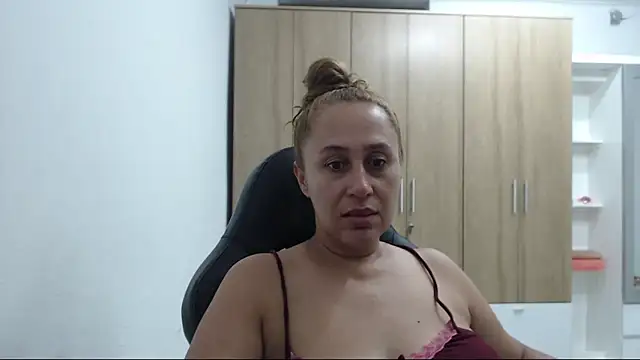 RoxanaLove9 online show from May 12, 1:36 am