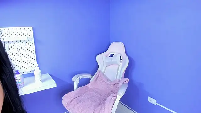 Snapshot of Annie9_ chatting on October 4, 3:26 am Annie9 online show from October 4, 3:26 am