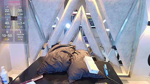 Snapshot of Annie9_ chatting on October 9, 5:05 am Annie9 online show from October 9, 5:05 am