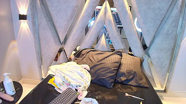 Snapshot of Annie9_ chatting on October 12, 8:30 pm Annie9 online show from October 12, 8:30 pm