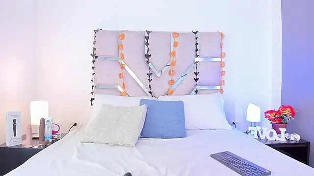 Thayler jones online show from October 31, 11:22 am