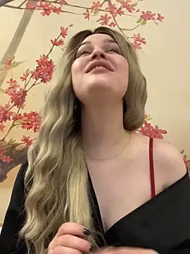 KikiWatson online show from December 11, 6:20 pm
