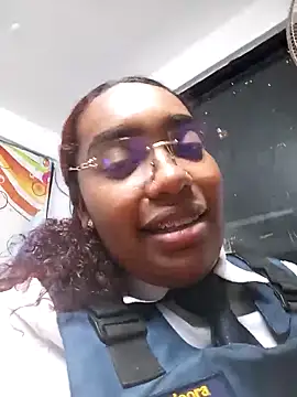 Snapshot of Cinnamon-Skin chatting on December 5, 4:09 am Cinnamon-Skin online show from December 5, 4:09 am