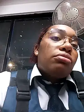 Snapshot of Cinnamon-Skin chatting on December 6, 4:36 am Cinnamon-Skin online show from December 6, 4:36 am