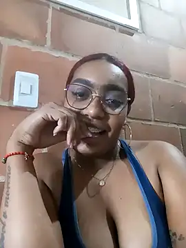 Snapshot of Cinnamon-Skin chatting on January 14, 1:15 am Cinnamon-Skin online show from January 14, 1:15 am