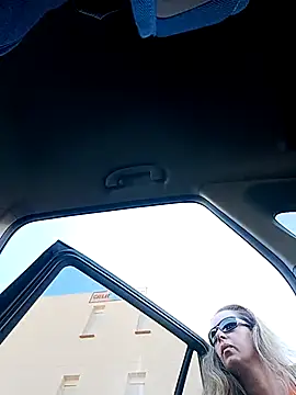 Snapshot of uber_babe chatting on February 17, 11:07 am uber babe online show from February 17, 11:07 am