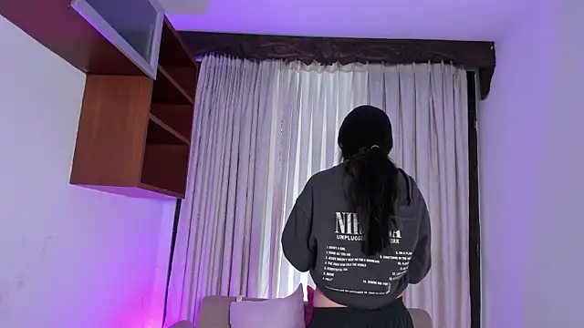 HannaRhodes online show from November 14, 1:43 pm