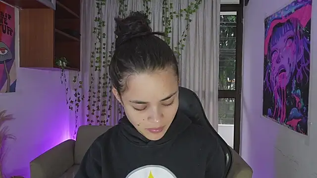 HannaRhodes online show from February 10, 2:10 pm