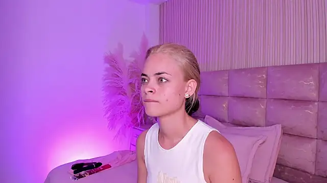HannaRhodes online show from May 9, 3:28 pm
