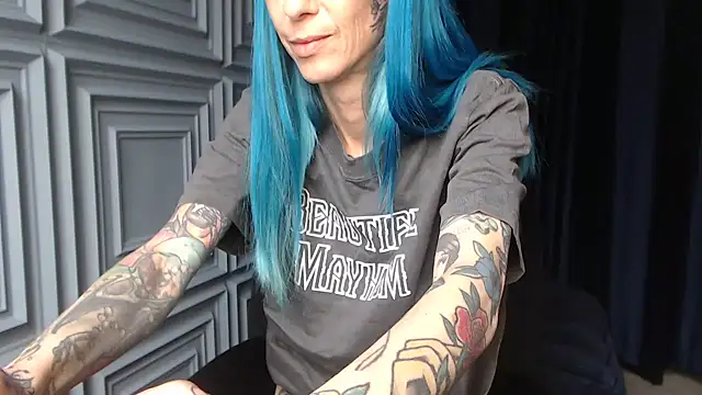 Snapshot of RavenryderUK chatting on April 16, 10:16 am RavenryderUK online show from April 16, 10:16 am