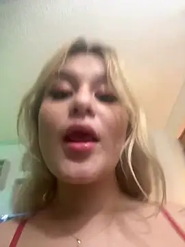 Snapshot of valeria_gomezx chatting on December 17, 2:44 am valeria gomezx online show from December 17, 2:44 am