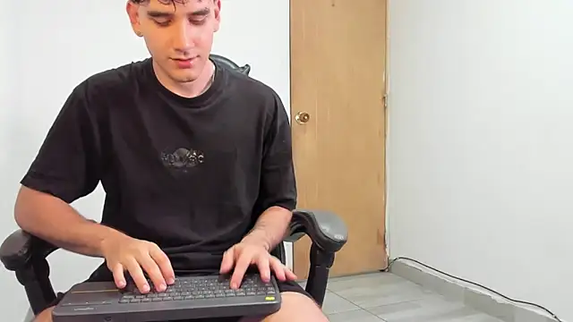 leo030809 online show from May 14, 12:39 am