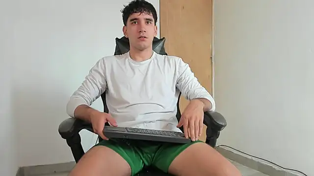 leo030809 online show from May 18, 7:20 pm