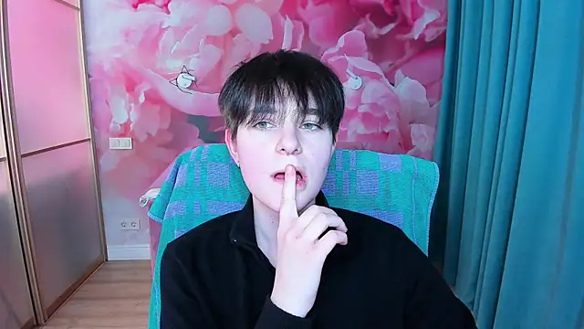 EmiliaYours online show from February 2, 4:00 pm