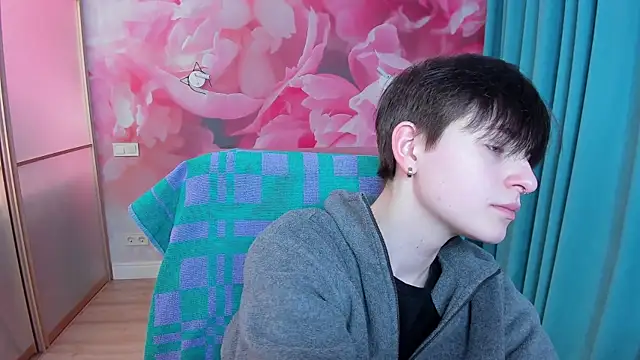 EmiliaYours online show from February 7, 3:52 pm