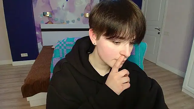 EmiliaYours online show from February 14, 1:40 pm