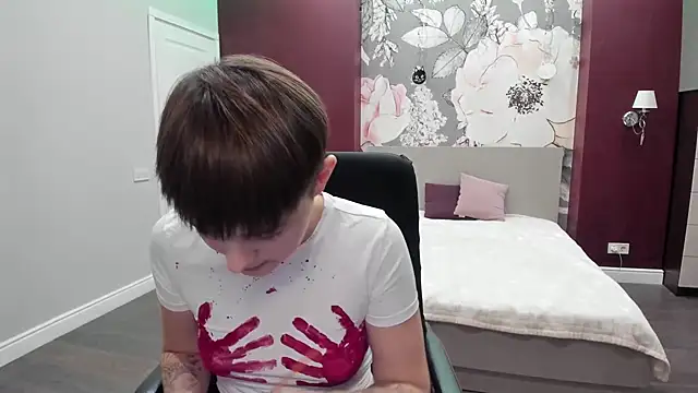 EmiliaYours online show from October 31, 4:30 pm