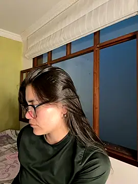 Snapshot of aurora_divine chatting on October 3, 10:51 pm aurora divine online show from October 3, 10:51 pm