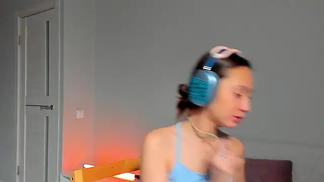 Snapshot of EllaSky_xoxo chatting on December 28, 2:01 am EllaSky xoxo online show from December 28, 2:01 am