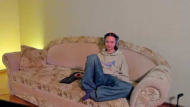 Snapshot of EllaSky_xoxo chatting on March 9, 11:03 pm EllaSky xoxo online show from March 9, 11:03 pm