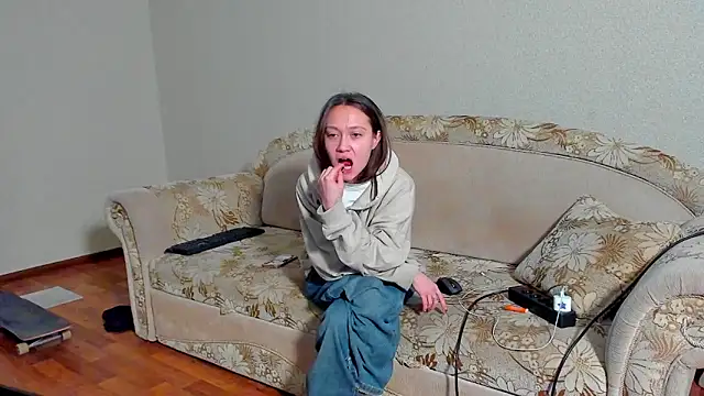 Snapshot of EllaSky_xoxo chatting on March 13, 12:27 am EllaSky xoxo online show from March 13, 12:27 am