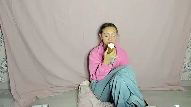 Snapshot of EllaSky_xoxo chatting on October 18, 7:14 pm EllaSky xoxo online show from October 18, 7:14 pm