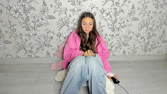 Snapshot of EllaSky_xoxo chatting on October 19, 10:32 pm EllaSky xoxo online show from October 19, 10:32 pm