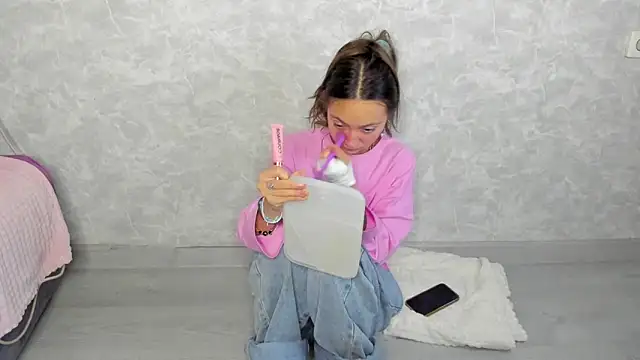 Snapshot of EllaSky_xoxo chatting on October 20, 3:23 pm EllaSky xoxo online show from October 20, 3:23 pm