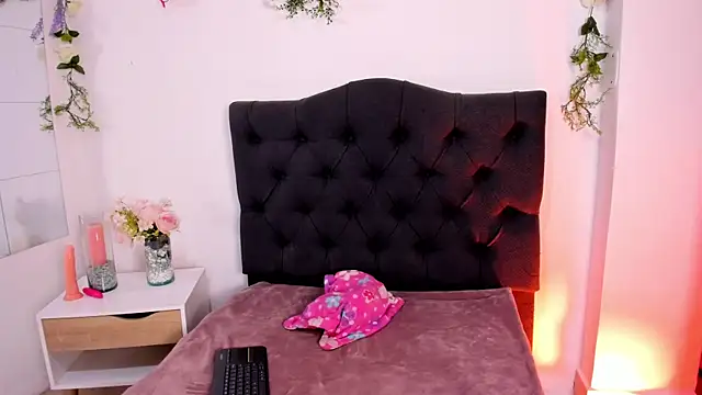 Snapshot of Alyssa_jones chatting on December 28, 3:47 am Alyssa jones online show from December 28, 3:47 am