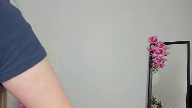 Lilly Colins online show from December 14, 9:56 pm